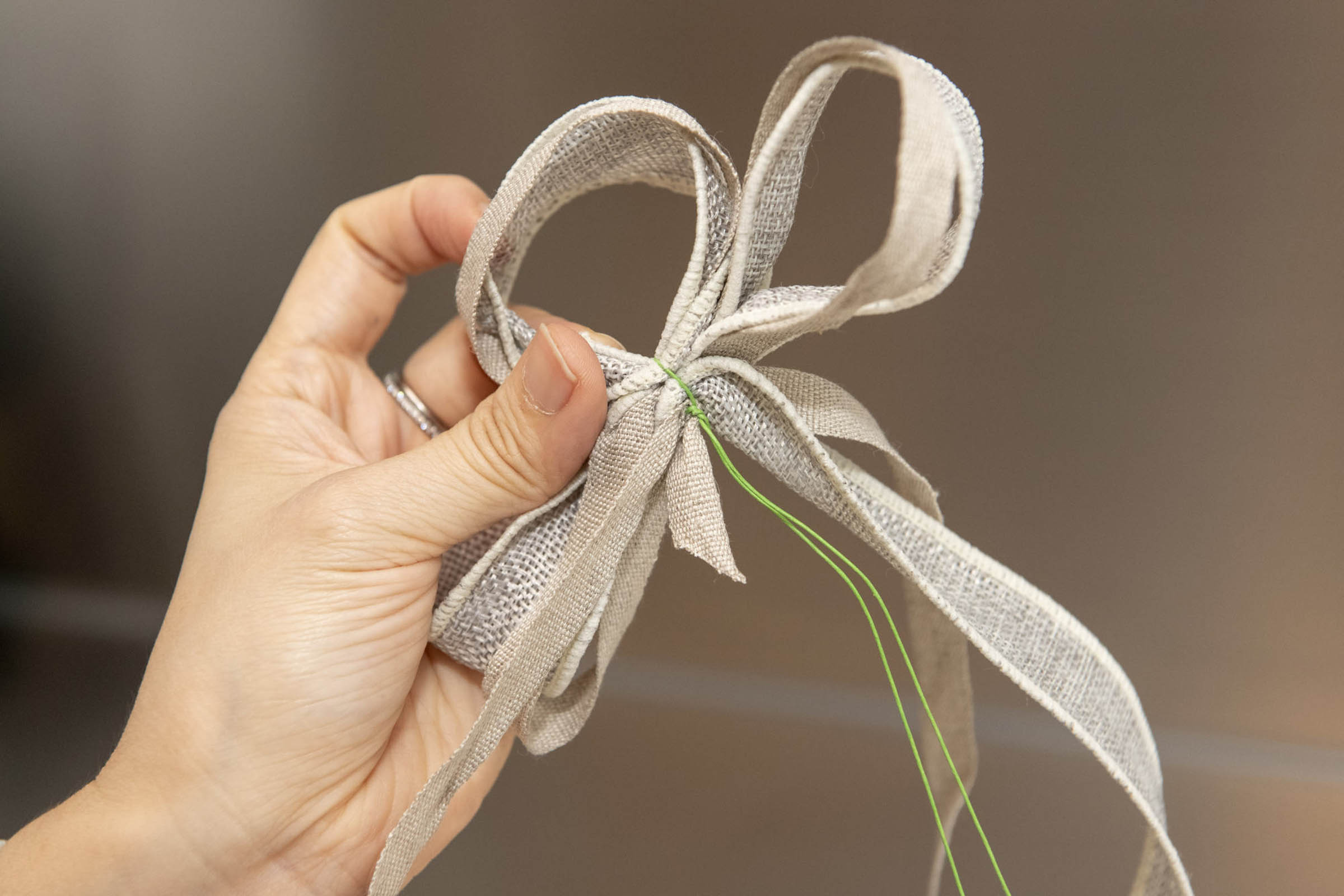 How to make a ribbon bow? Follow these easy steps!